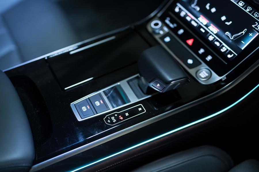 Детали интерьера Audi A8 55 TFSI Quattro (D5) 2018 года  (JP) (фото 10 из 21)